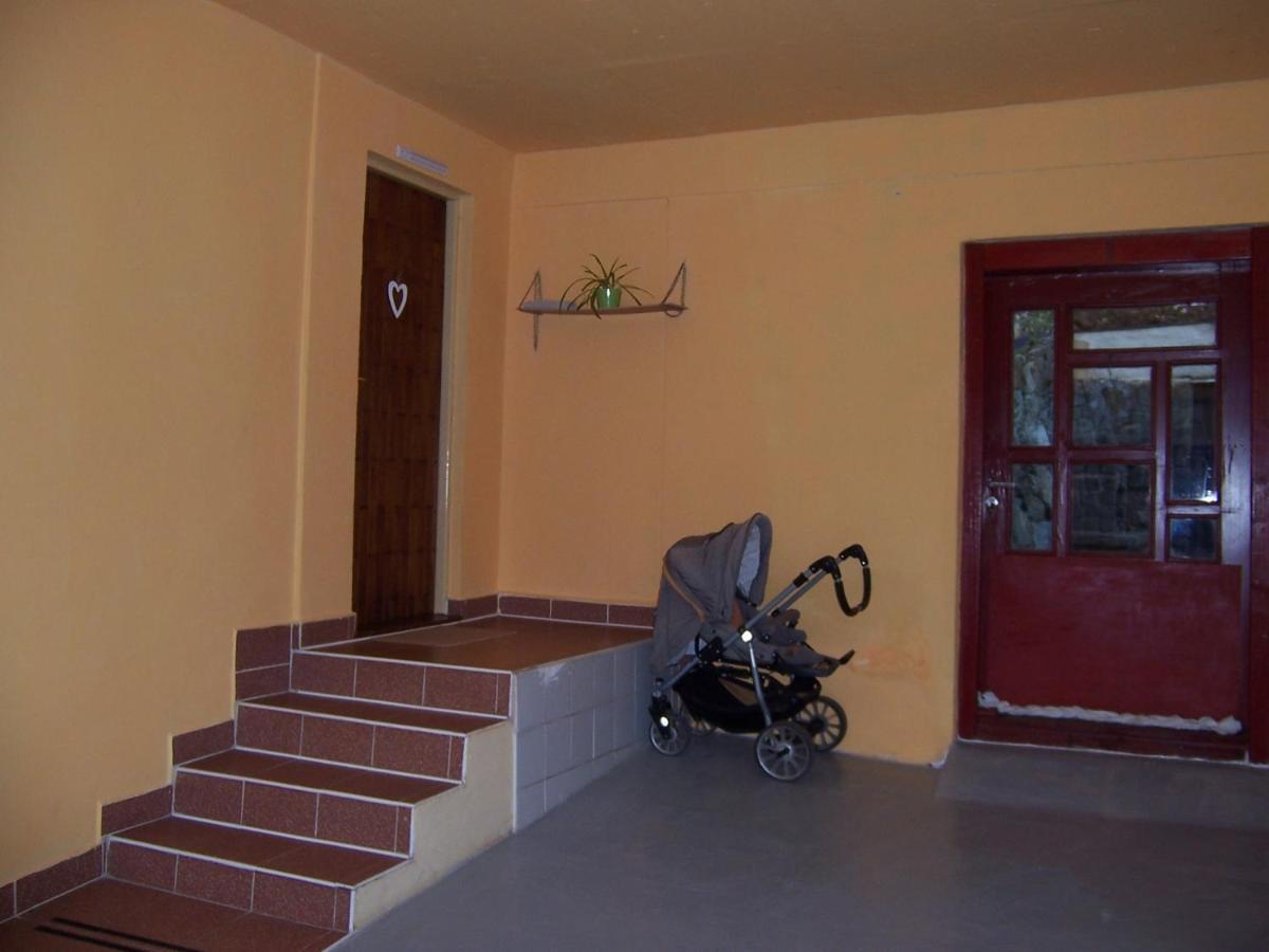 Salas-Dum Pro Spolecnou Dovolenou Az 11 Osob Exterior photo
